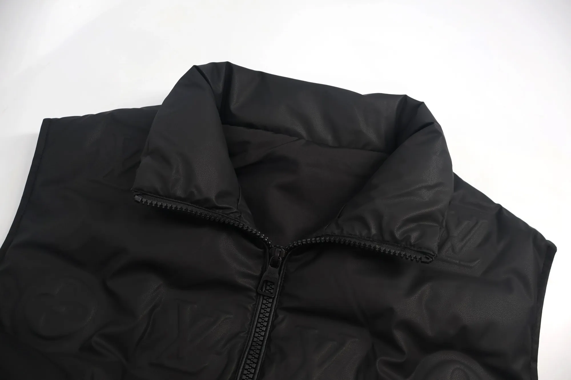 🅿️1100 1v technical leather embossed embossed down vest (black) This waist jacket is a technical leather full-width embossed Monogram pattern. The outer fabric is made of 100% nylon as a black technical film coating, and the other lining is 84% ​​polyester fiber + 16% nylon blended fabric. The national standard 480g 90% goose down filling has good fluffiness and no sense of oppression when worn on the body. The slim fit makes you slim and avoids bloat. The design concept is very outstanding. It comes from vacuum filling technology, which increases the air barrier and maintains the original softness, elasticity and feel of down. It has an anti-drilling design, three layers of anti-drilling fabrics, four layers of locking velvet technology, and an embossed process on the face. Stand collar and elastic cuffs enhance comfort. Molded hardware zipper pullers, molded engraved eyelets at the hem tightening area, adjustable elastic drawstrings, exclusive heavy-duty style. Size:50-52-54-56